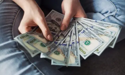 کم از کم تنخواہ ایک ہزار ڈالر کرنے کی درخواست ناقابلِ سماعت قرار