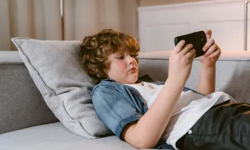 موٹاپا، ڈپریشن: موبائل فون رکھنے والے بچوں کے ساتھ کیا ہوتا ہے؟