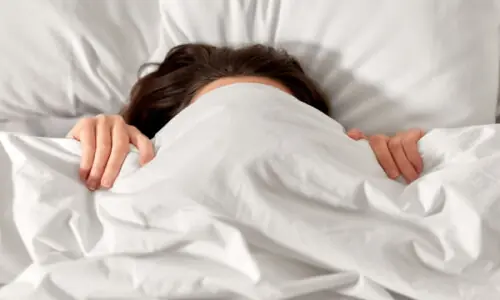 ٹھنڈ میں منہ پر کمبل اوڑھ کر سونا کتنا مہنگا پڑ سکتا ہے؟
