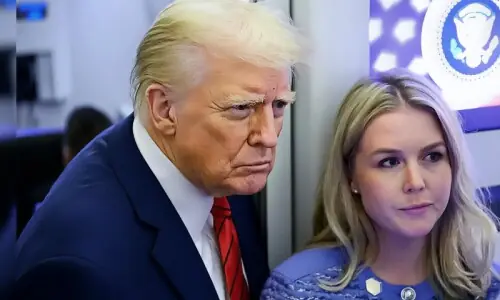’خوبصورت چہرہ، مشین گن جیسے ہونٹ‘: ٹرمپ کی اپنی پریس سیکریٹری کی انوکھی تعریف
