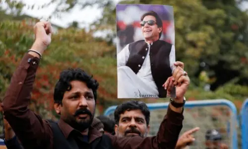 ’حکومت کا عمران خان کو دوسری جیل منتقل کرنے پر غور‘