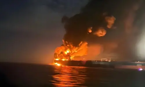 یوکرین کا سمندری ڈرونز سے روسی آئل ٹینکر پر حملہ