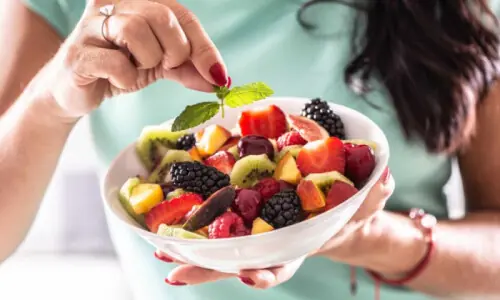 خالی پیٹ پھل کھانے سے کیا ہوتا ہے؟ ماہرین نے بتا دیا