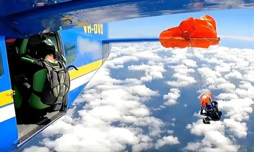 اسکائی ڈائیورکا پیراشوٹ جہاز کے ونگ میں پھنس گیا، ویڈیو وائرل اسکائی ڈائیورکا پیراشوٹ جہاز کے ونگ میں پھنس گیا، ویڈیو وائرل