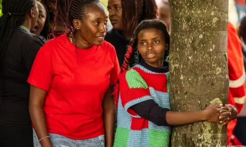 کینیا کی خاتون نے درخت کو 72 گھنٹے تک گلے لگا کر نیا ریکارڈ بنالیا کینیا کی خاتون نے درخت کو 72 گھنٹے تک گلے لگا کر نیا ریکارڈ بنالیا