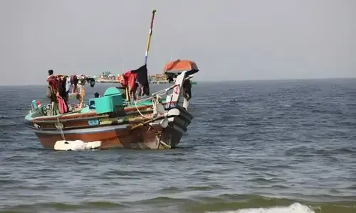 Indian Navy seizes Pakistani fishing boat, detains 11 including two children