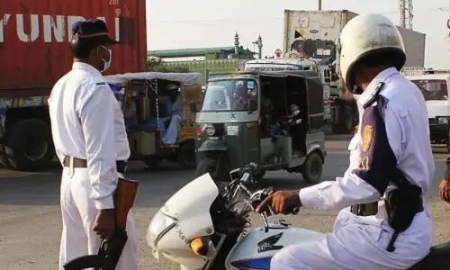 کراچی: ٹریفک پولیس انچارج اور ماتحت اہلکار آپس میں لڑ پڑے