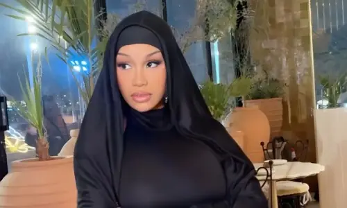 امریکی ریپر کارڈی بی کے سعودی عرب میں حجابی لُک سے مداح حیران امریکی ریپر کارڈی بی کے سعودی عرب میں حجابی لُک سے مداح حیران