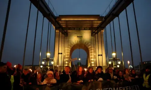 ہنگری کے حراستی مرکز میں بچے سے جنسی زیادتی، ہزاروں افراد کا احتجاج، 7 ملزمان گرفتار ہنگری کے حراستی مرکز میں بچے سے جنسی زیادتی، ہزاروں افراد کا احتجاج، 7 ملزمان گرفتار