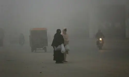 Dense fog forces temporary closure of motorways in Punjab