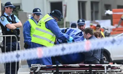 سڈنی حملے میں ہلاک افراد کی تعداد 16 ہوگئی، 40 سے زائد زخمی سڈنی حملے میں ہلاک افراد کی تعداد 16 ہوگئی، 40 سے زائد زخمی