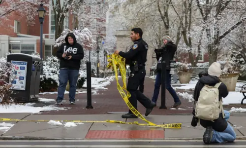 امریکی براؤن یونیورسٹی فائرنگ کیس: حراست میں لیے گئے شخص کو رہا کیے جانے کا امکان امریکی براؤن یونیورسٹی فائرنگ کیس: حراست میں لیے گئے شخص کو رہا کیے جانے کا امکان