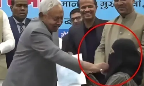 بھارتی ریاست بہارکے وزیراعلٰی نے سرکاری تقریب کے دوران مسلمان خاتون ڈاکٹر کا نقاب کھینچ دیا