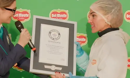 فیکٹری ورکر نے دنیا کا تیز ترین انناس کاٹنے کا ریکارڈ قائم کردیا فیکٹری ورکر نے دنیا کا تیز ترین انناس کاٹنے کا ریکارڈ قائم کردیا