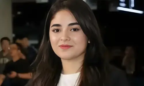 نتیش کمار کے خاتون ڈاکٹر کا حجاب کھینچنے پر ’دنگل گرل‘ زائرہ وسیم برہم نتیش کمار کے خاتون ڈاکٹر کا حجاب کھینچنے پر ’دنگل گرل‘ زائرہ وسیم برہم