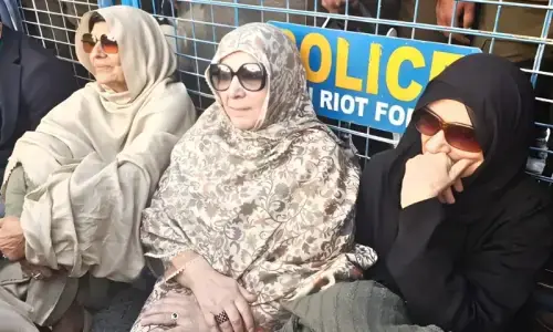 Imran Khan&rsquo;s sisters stage sit-in outside Adiala Jail after meeting denied