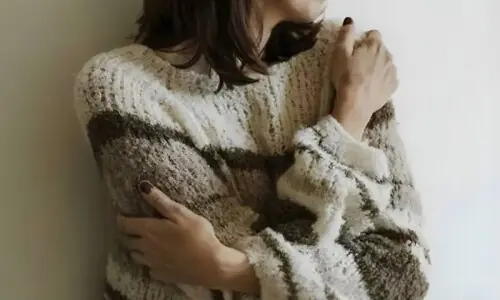 سردیوں میں پرانے اونی کپڑوں سے جِلدی مسائل کیوں ہوتے ہیں؟