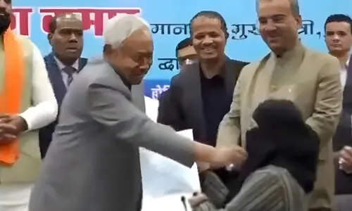 خاتون کا حجاب کھینچنے والے بھارتی وزیرِاعلیٰ نتیش کمار کے خلاف مقدمہ درج