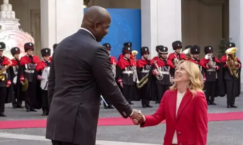 اٹلی اور موزمبیق کے سربراہان کی ملاقات، قد کے فرق سے سب حیران اٹلی اور موزمبیق کے سربراہان کی ملاقات، قد کے فرق سے سب حیران