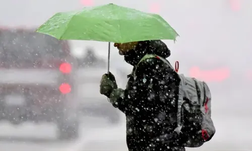 بالائی علاقوں میں بارش اور برفباری کی پیشگوئی، دھند اور آلودگی سے معمولات متاثر