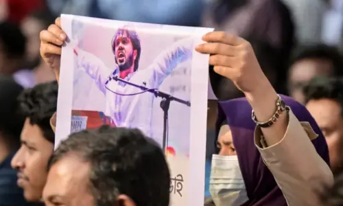 بنگلادیش: طلبہ تحریک کے رہنما کی ہلاکت کے بعد پُرتشدد احتجاج، عوامی لیگ کے دفاتر نذرِ آتش