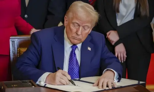 ٹرمپ نے 900 ارب ڈالر کے دفاعی پالیسی بل پر دستخط کردیے