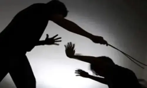 مالک کا گھریلو ملازمہ پر تشدد، سیڑھیوں سے نیچے پھینک دیا