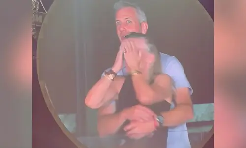 کولڈ پلے اسکینڈل تنازع میں ملوث خاتون نے بالآخر خاموشی توڑ دی کولڈ پلے اسکینڈل تنازع میں ملوث خاتون نے بالآخر خاموشی توڑ دی