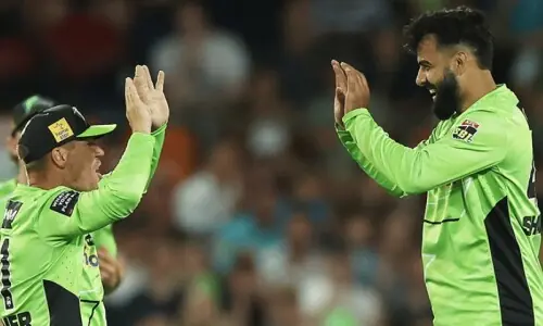 بی بی ایل: شاداب خان کی شاندار بولنگ، سڈنی تھنڈر کو پہلی کامیابی مل گئی