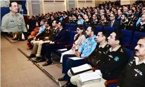 دشمن داخلی کمزوریوں سے فائدہ اٹھانے کے لیے غیر روایتی حربے استعمال کر رہا ہے: چیف آف ڈیفنس فورسز