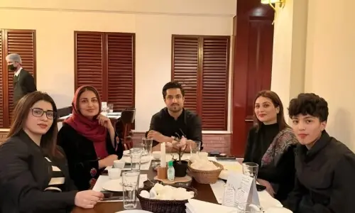 اقرار الحسن اپنی تین بیویوں کے ہمراہ ریسٹورنٹ میں کھانے پر ٹرولنگ کا شکار