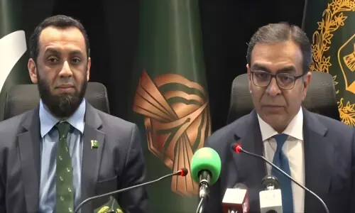 پی آئی اے نیلامی؛ حکومت کو مجموعی طور پر 55 ارب روپے ملیں گے: مشیرِ نجکاری