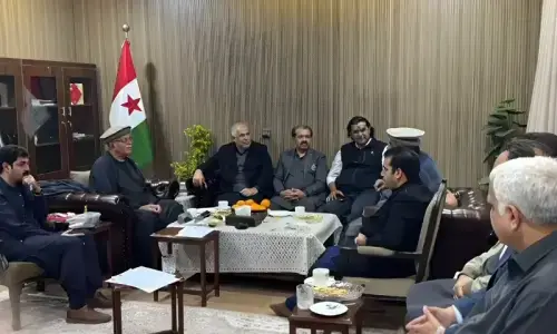 Opposition bloc signals talks with govt, seeks Imran-backed charter