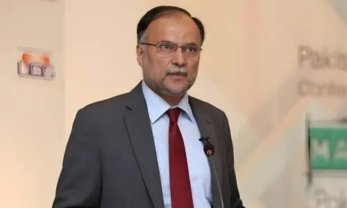 لائیو شو کے دوران نامعلوم شخص نے احسن اقبال کی ویڈیو کال بند کروا دی