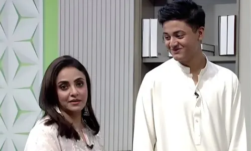 نادیہ خان کی بیٹے کے ساتھ ڈانس ویڈیو تنازع میں بدل گئی