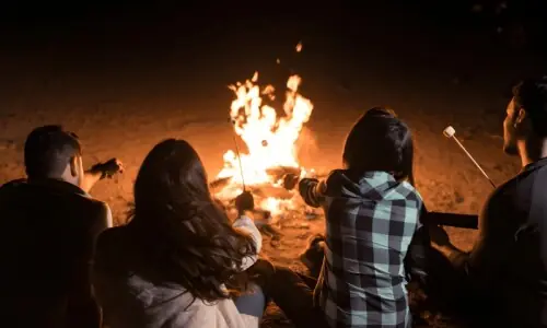 سردیوں میں آگ سینکنا سکون یا خطرہ؟ 5 بڑے نقصانات اور احتیاطی تدابیر