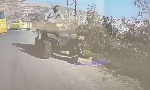 اسرائیلی فوجی نے نماز پڑھتے فلسطینی پر گاڑی چڑھا دی