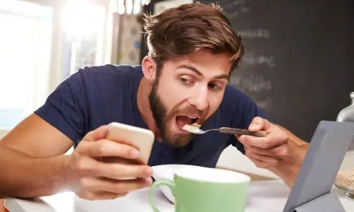 خبردار! کھانا کھاتے وقت ریلز دیکھنا پیٹ کی چربی کو بڑھا سکتا ہے