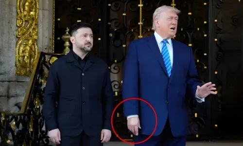 زیلنسکی سے ملاقات میں ٹرمپ کے ہاتھ میں تبدیلی توجہ کا مرکز بن گئی