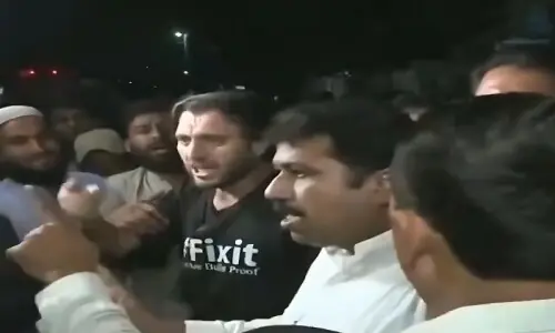 کراچی: کھلے مین ہول میں گر کر جاں بحق بچے پر سیاست، ڈھکن لگانے پر پارٹیاں لڑ پڑیں