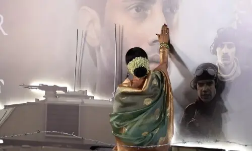 ریکھا کی امیتابھ بچن کے نواسے کو &rsquo;فلائنگ کِس&lsquo;، ماجرا کیا ہے؟