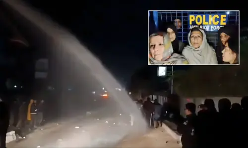 اڈیالہ جیل کے باہر علیمہ خان کا دھرنا ختم، واٹر کینن کا استعمال