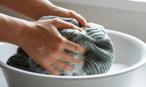 اونی کپڑے خراب نہ کریں، دھونے کے درست اور آسان طریقے اپنائیں اونی کپڑے خراب نہ کریں، دھونے کے درست اور آسان طریقے اپنائیں