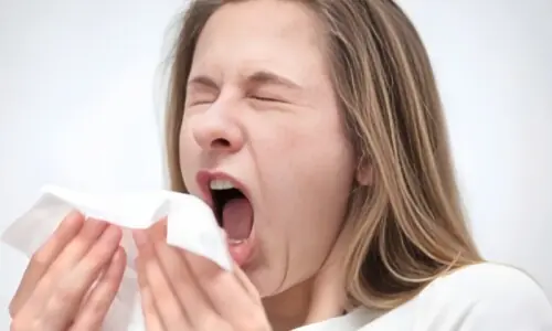 سردیوں میں مسلسل چھینک سے پریشان ہیں؟ یہ 5 گھریلو نسخے آزمائیں