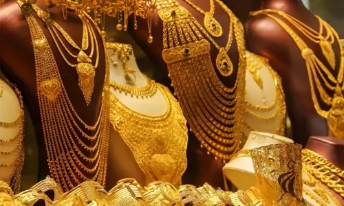 سونے کو ریورس گیئر لگ گیا، فی تولہ سونا کتنے کا ہوگیا؟