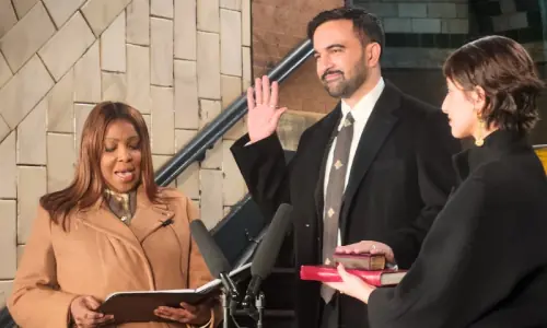 میئر نیویارک ظہران ممدانی نے عہدے کا حلف اُٹھا لیا، 3 قرآنی نسخوں کا استعمال