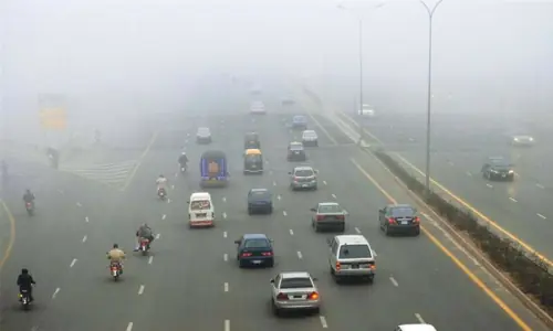 Dense fog disrupts travel across Punjab, Lahore roads severely affected
