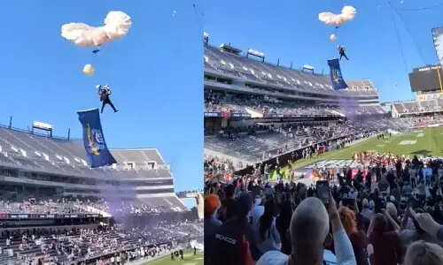 فٹبال میچ کے دوران پیراٹروپر تماشائیوں پر جا گرا فٹبال میچ کے دوران پیراٹروپر تماشائیوں پر جا گرا