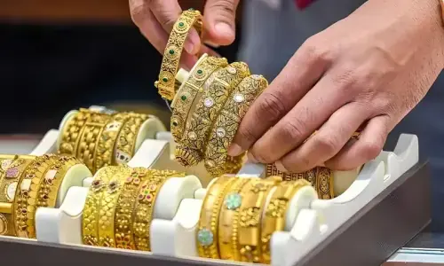 Gold prices tumble in Pakistan amid global market drop