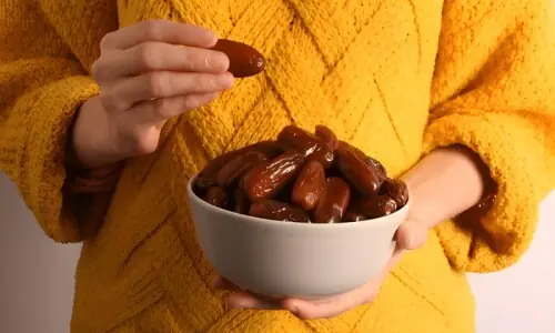 سردیوں میں رات کو کھجوریں کھانا کیسا ہے؟